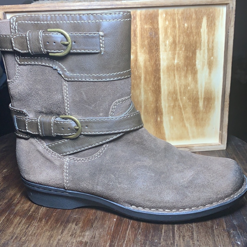 Clarks boots women’s size 9.5